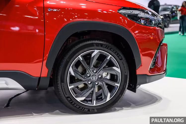 Tại thị trường Thái Lan, mức giá xe Toyota Corolla Cross HEV GR Sport 2024 bán ra khởi điểm 1,254 triệu Baht (khoảng 852 triệu đồng). Tuy nhiên, nhiều khả năng phiên bản này sẽ không được mở bán tại Việt Nam.