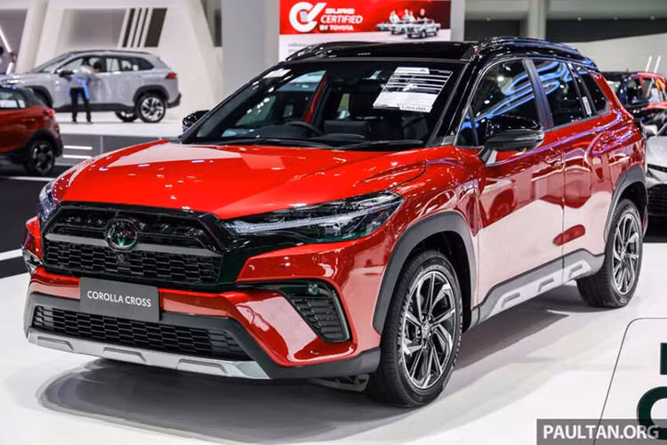 Mẫu xe SUV cỡ B - Toyota Corolla Cross HEV GR Sport 2024 mới ra mắt tại Thái Lan sở hữu thiết kế mang phong cách thể thao, với nhiều chi tiết khác biệt so với các phiên bản còn lại.