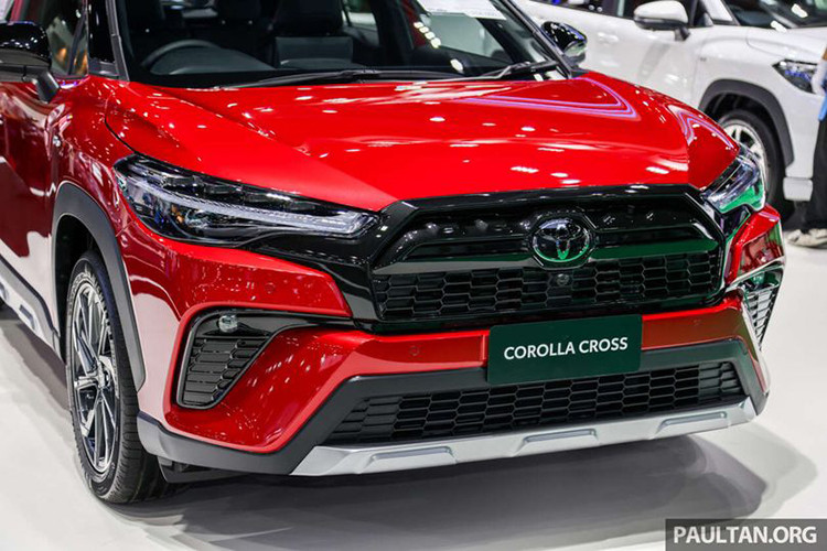 Ngoài ra, mẫu xe SUV Toyota Corolla Cross HEV GR Sport 2024 còn có hốc đèn sương mù với thiết kế giả khe gió ở hai góc đầu xe.
