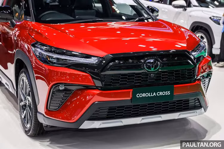 Ngoài ra, mẫu xe SUV Toyota Corolla Cross HEV GR Sport 2024 còn có hốc đèn sương mù với thiết kế giả khe gió ở hai góc đầu xe.