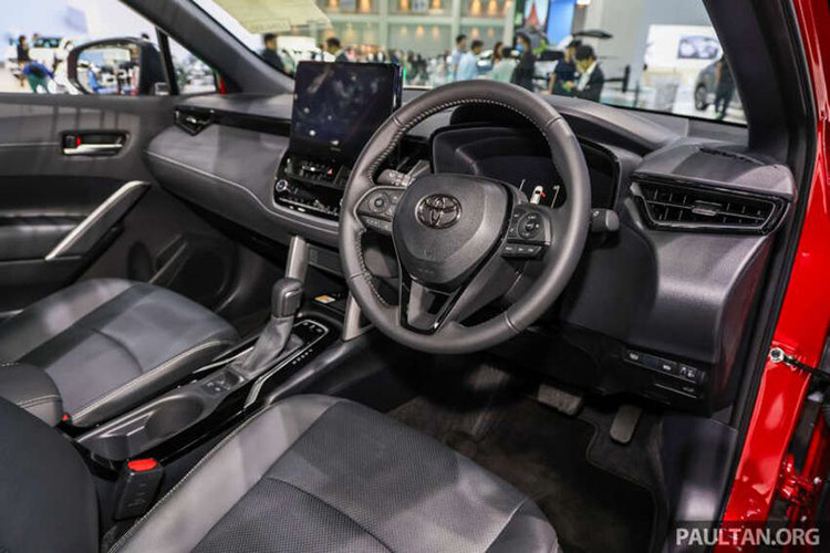 Về nội thất, Corolla Cross HEV GR Sport 2024 được trang bị đồng hồ lái LCD kích thước 12,3 inch và màn hình cảm ứng trung tâm 10,1 inch hỗ trợ Apple CarPlay và Android Auto không dây.