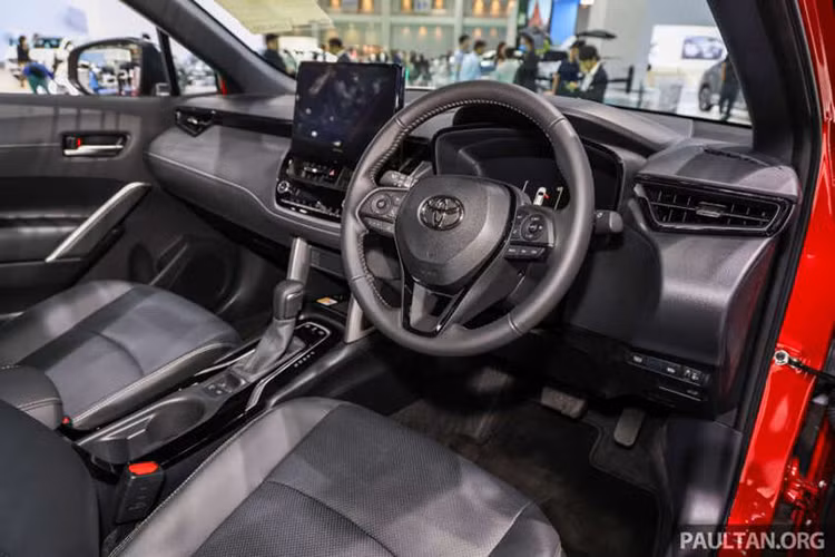 Về nội thất, Corolla Cross HEV GR Sport 2024 được trang bị đồng hồ lái LCD kích thước 12,3 inch và màn hình cảm ứng trung tâm 10,1 inch hỗ trợ Apple CarPlay và Android Auto không dây.