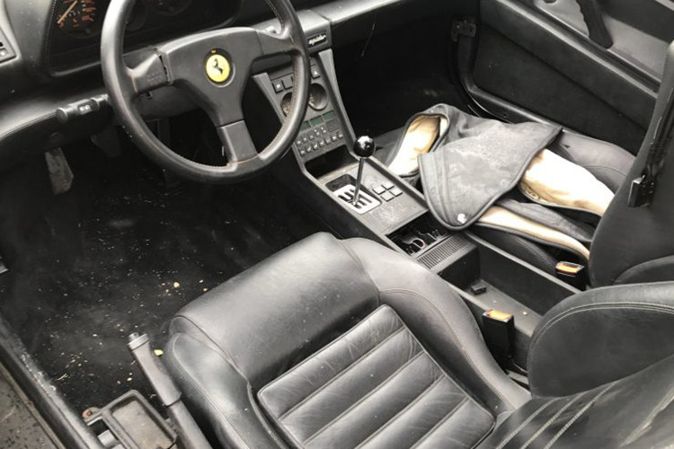 Tuy nhiên, bệnh tình của vị luật sư chẳng hề thuyên giảm và ông đã không thể trả chi phí trông giữ bộ sưu tập xe của mình. Do đó, những chiếc siêu xe này đã bị mang ra khỏi nhà kho và vứt chỏng trơ tại bãi cỏ.