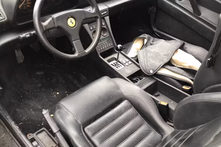 Tuy nhiên, bệnh tình của vị luật sư chẳng hề thuyên giảm và ông đã không thể trả chi phí trông giữ bộ sưu tập xe của mình. Do đó, những chiếc siêu xe này đã bị mang ra khỏi nhà kho và vứt chỏng trơ tại bãi cỏ.