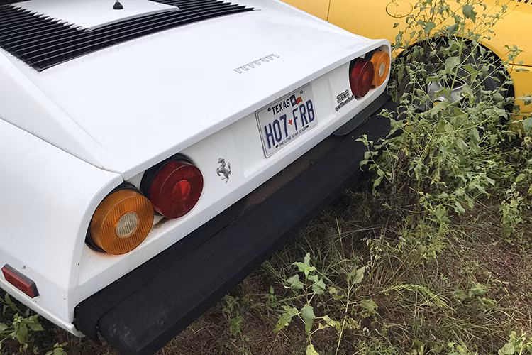 Gia đình vị luật sư muốn bán bộ sưu tập siêu xe này nên đã tìm đến Paul Cox - một gương mặt nổi tiếng trong cộng đồng người chơi xe Ferrari tại địa phương. Ông Cox đã đồng ý giúp đỡ. Cuối cùng, toàn bộ 9 chiếc siêu xe Ferrari đã được bán cho một người môi giới.