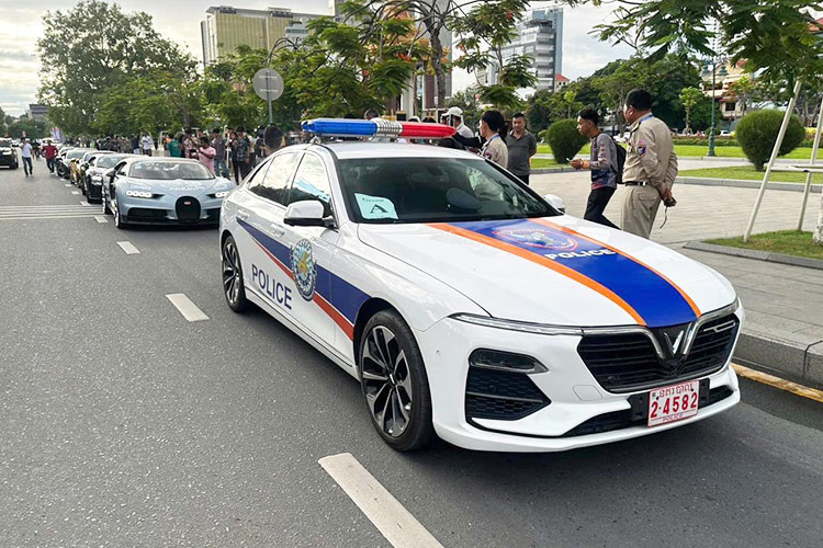 Mới đây, những hình ảnh VinFast Lux A2.0 dẫn đoàn siêu xe khủng của các đại gia Campuchia tụ tập để xuất phát từ thủ đô Phnôm Pênh đi đến Siem Reap, đã thu hút sự quan tâm của cộng đồng mạng nhiều nước. Lý do, hiện đây là đất nước có hoạt động bên lề sôi nổi nhất trong hành trình siêu xe lớn nhất thế giới Gumball 3000, sẽ diễn ra ở nước bạn trong 2 ngày là 16 và 17 tháng 9/2024.