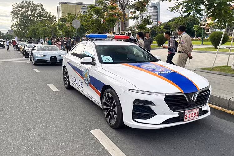 Mới đây, những hình ảnh VinFast Lux A2.0 dẫn đoàn siêu xe khủng của các đại gia Campuchia tụ tập để xuất phát từ thủ đô Phnôm Pênh đi đến Siem Reap, đã thu hút sự quan tâm của cộng đồng mạng nhiều nước. Lý do, hiện đây là đất nước có hoạt động bên lề sôi nổi nhất trong hành trình siêu xe lớn nhất thế giới Gumball 3000, sẽ diễn ra ở nước bạn trong 2 ngày là 16 và 17 tháng 9/2024.
