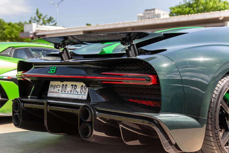 Hai chiếc siêu xe nổi bật tiếp theo xuất hiện trong đoàn xe này chính là Porsche 911 GT3 RS thế hệ mới nhất 992 và siêu xe giới hạn Lamborghini Aventador LP770-4 SVJ, cặp đôi này cũng thuộc sở hữu của chủ nhân chiếc xe Bugatti Chiron Super Sport.