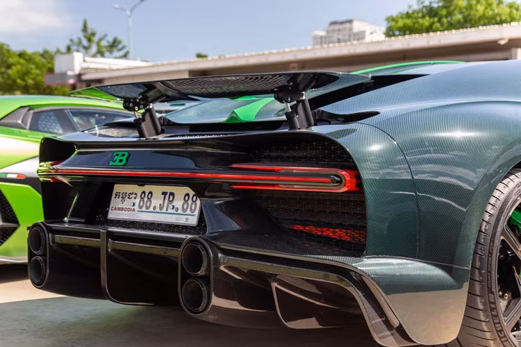 Hai chiếc siêu xe nổi bật tiếp theo xuất hiện trong đoàn xe này chính là Porsche 911 GT3 RS thế hệ mới nhất 992 và siêu xe giới hạn Lamborghini Aventador LP770-4 SVJ, cặp đôi này cũng thuộc sở hữu của chủ nhân chiếc xe Bugatti Chiron Super Sport.