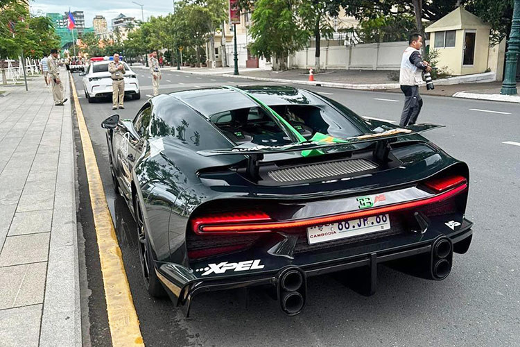 Được biết, hãng siêu xe nước Pháp chỉ sản xuất tổng cộng 60 chiếc Bugatti Chiron Super Sport trên toàn thế giới đi kèm mức giá bán lên đến 3,9 triệu đô la, tương đương khoảng 90 tỷ đồng, cao hơn 1,3 triệu đô la so với bản tiêu chuẩn và ước tính trên 20 xe đang có mặt tại châu Á.