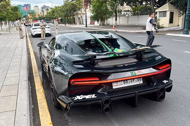 Được biết, hãng siêu xe nước Pháp chỉ sản xuất tổng cộng 60 chiếc Bugatti Chiron Super Sport trên toàn thế giới đi kèm mức giá bán lên đến 3,9 triệu đô la, tương đương khoảng 90 tỷ đồng, cao hơn 1,3 triệu đô la so với bản tiêu chuẩn và ước tính trên 20 xe đang có mặt tại châu Á.