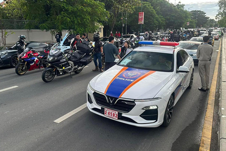 Trong sự kiện này, mọi sự chú ý đều đổ về 2 chiếc megacar của các đại gia Campuchia, đó là Bugatti Chiron bản tiêu chuẩn và Chiron Super Sport thuộc sở hữu của 1 đại gia Singapore, nhưng lại mua xe ở Campuchia và ra biển số của nước bạn, giống như Hoàng Kim Khánh làm với Koenigsegg Regera và McLaren Senna.