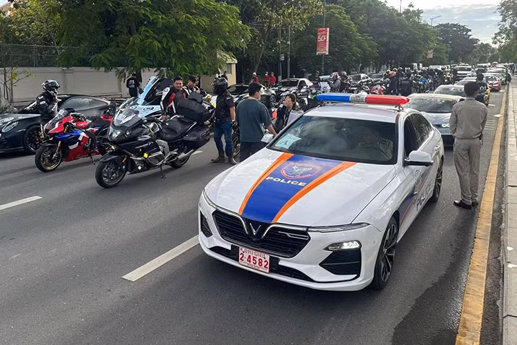 Trong sự kiện này, mọi sự chú ý đều đổ về 2 chiếc megacar của các đại gia Campuchia, đó là Bugatti Chiron bản tiêu chuẩn và Chiron Super Sport thuộc sở hữu của 1 đại gia Singapore, nhưng lại mua xe ở Campuchia và ra biển số của nước bạn, giống như Hoàng Kim Khánh làm với Koenigsegg Regera và McLaren Senna.