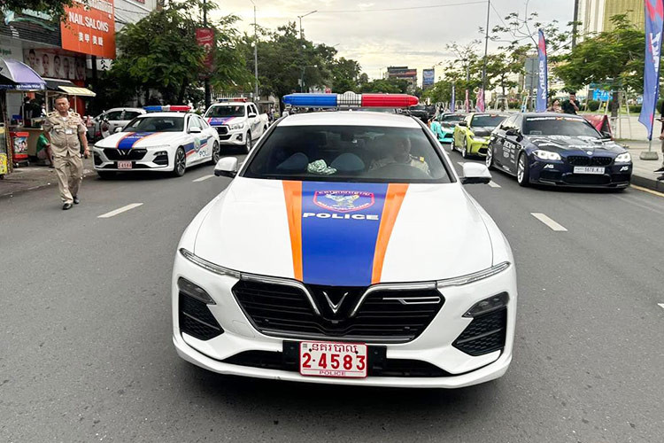 Thú vị ở chỗ, có đến 4 chiếc xe VinFast Lux A2.0 của cảnh sát Campuchia mang ra dẫn đoàn cho dàn siêu xe hơn 30 chiếc của các đại gia nước này di chuyển đến Siem Reap để tham dự 1 sự kiện đặc biệt, điều này đã gây bất ngờ cho không ít người.