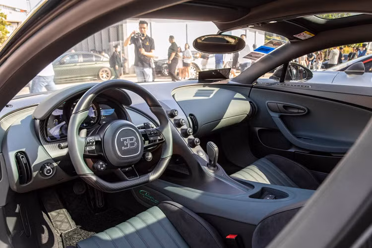 Cung cấp sức mạnh cho xe Porsche 911 GT3 RS 992 vẫn là là động cơ 6 xi-lanh thẳng hàng, hút khí tự nhiên, dung tích 4.0 lít như xe đua đường phố Porsche 911 GT3 992, nhưng trên Porsche 911 GT3 RS thế hệ mới lại sản sinh công suất tối đa 518 mã lực, điều này có được là nhờ trục cam mới có hệ thống nạp ga đơn và bộ truyền động van cứng có nguồn gốc từ môn đua xe thể thao.