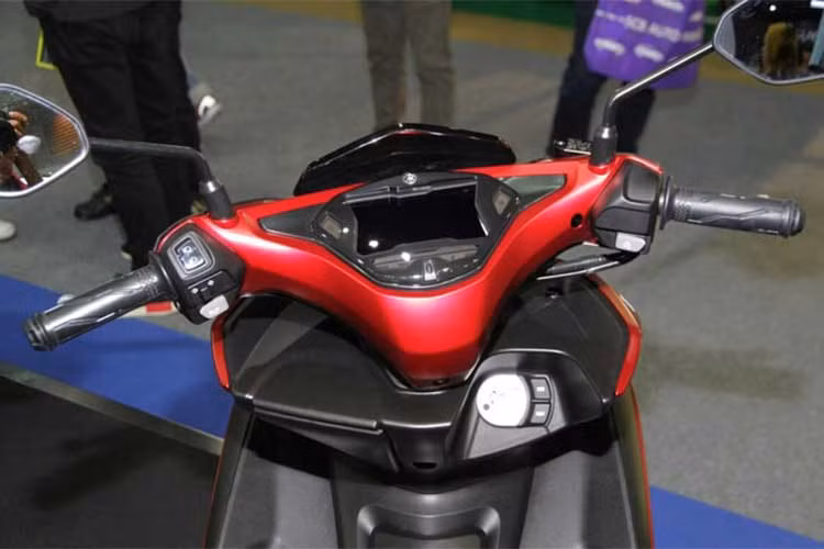 Xe vẫn giữ kích thước tổng thể bao gồm chiều dài 1.990 mm, rộng 700 mm và cao 1.125 mm. Chiều cao của yên tính từ mặt đất rơi vào khoảng 790 mm, trọng lượng của xe là 116 kg và dung tích bình xăng 4,6 lít. 