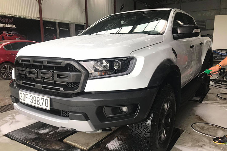 Mức giá bán Ford Ranger Raptor chính hãng tại Việt Nam là 1,198 tỷ đồng, tuy nhiên, nếu muốn nhận Ford Ranger Raptor sớm nhất, các khách hàng phải chi thêm 200 triệu đồng để mua phụ kiện bao gồm dán kính, phủ bóng và bảo hiểm thân vỏ. Theo chủ nhân của chiếc xe này, khi ra biển số trắng, nó có mức giá khoảng hơn 1,4 tỷ đồng.