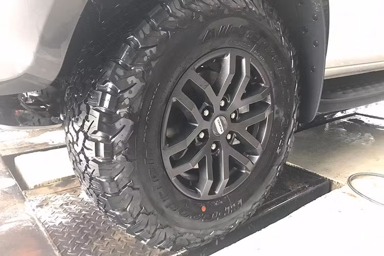 Raptor có kích thước dài x rộng x cao lần lượt 5.398 x 2.180 x 1.873 mm, khoảng sáng gầm gia tăng thành 283 mm. Xe có góc thoát trước 32,5 độ, góc thoát sau 24 độ và góc vượt đỉnh dốc 24 độ. Thân xe thiết kế khí động học với hốc bánh của xe loe rộng hơn so với bản thường, nhằm phù hợp với hành trình hệ thống treo dài hơn và bộ bánh lớn hơn. 