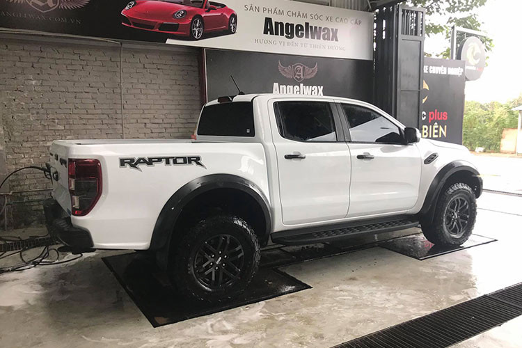 Mới đây, một chiếc xe bán tải Ford Ranger Raptor 2018 được phân phối chính hãng tại Việt Nam đã đến tay khách hàng tại Hà Nội - đây cũng được xem là chiếc Raptor đầu tiên tại Hà Nội. Sau khi ra biển, nó được mang đến An Đức AutoSpa - Ceramic Plus Long Biên, Hà Nội "làm đẹp".