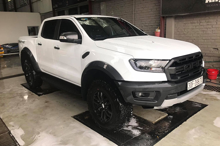 Mẫu xe bán tải Ford Ranger Raptor 2018 hoàn toàn mới, sau khi ra mắt thị trường quốc tế đã chính thức được vén màn tại thị trường Việt Nam thông qua triển lãm ôtô Việt Nam 2018 diễn ra vào cuối tháng 10 vừa qua. Mới đây, mẫu xe này đã có mặt tại các đại lý ở Hà Nội và đến tay những khách hàng đầu tiên.