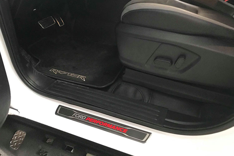 Các trang bị ấn tượng khác trên mẫu xe bán tải Ford Ranger Raptor hoàn toàn mới này còn bao gồm; hệ thống giảm xóc Fox Racing Shox và hệ thống treo liên kết kiểu Watt phía sau. Thùng mẫu xe bán tải này rộng 1.560 mm và dài 1.743 mm, có lỗ thoát nước, cát cũng như tuyết...