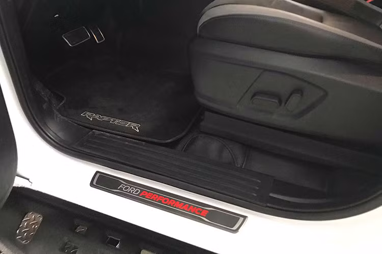 Các trang bị ấn tượng khác trên mẫu xe bán tải Ford Ranger Raptor hoàn toàn mới này còn bao gồm; hệ thống giảm xóc Fox Racing Shox và hệ thống treo liên kết kiểu Watt phía sau. Thùng mẫu xe bán tải này rộng 1.560 mm và dài 1.743 mm, có lỗ thoát nước, cát cũng như tuyết...