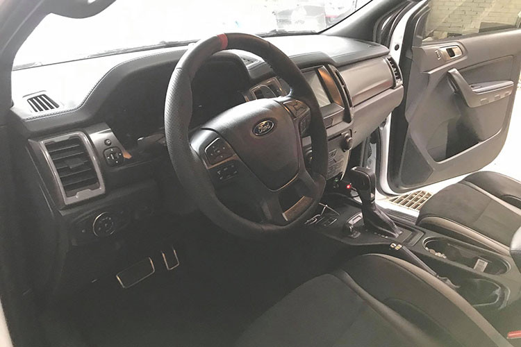 Bên trong, Ford Ranger Raptor được thiết kế với mầu sắc tối, mọt số chi tiết nhấn nhá "sẹc tông" với ngoại thất, các trang bị tiện nghi như ghế tích hợp sưởi, vô-lăng bọc da, điều hòa tự động màn hình cảm ứng 8-inch tích hợp hệ thống SYNC 3, định vị dẫn đường vệ tinh... những công nghệ đột phá như tăng công suất và lực xoắn nhưng tiết kiệm nhiên liệu, giảm trọng lượng với đặc tính offroad cũng được cải thiện hơn.