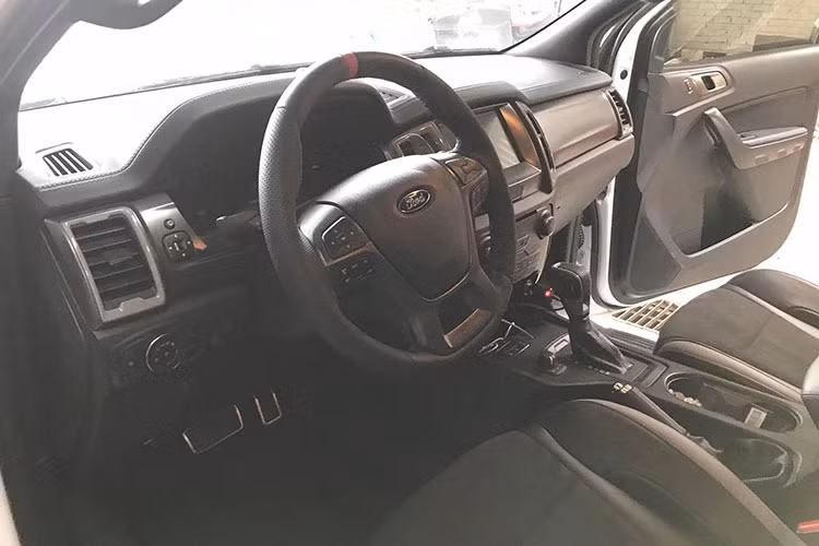 Bên trong, Ford Ranger Raptor được thiết kế với mầu sắc tối, mọt số chi tiết nhấn nhá "sẹc tông" với ngoại thất, các trang bị tiện nghi như ghế tích hợp sưởi, vô-lăng bọc da, điều hòa tự động màn hình cảm ứng 8-inch tích hợp hệ thống SYNC 3, định vị dẫn đường vệ tinh... những công nghệ đột phá như tăng công suất và lực xoắn nhưng tiết kiệm nhiên liệu, giảm trọng lượng với đặc tính offroad cũng được cải thiện hơn.