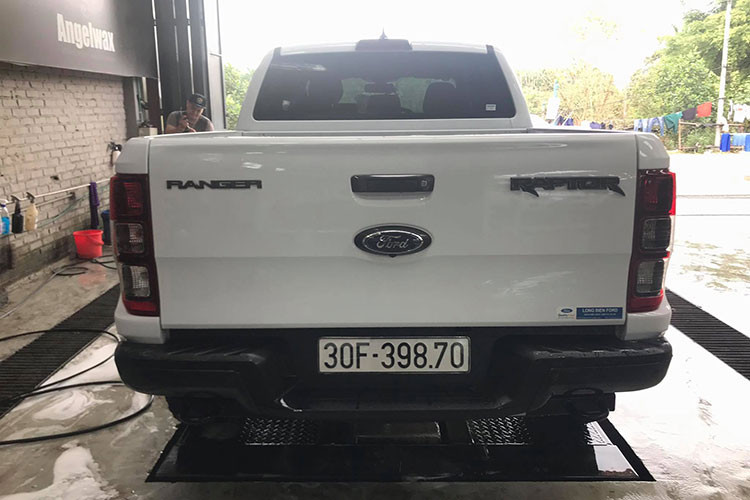 Ford Ranger Raptor có các chế độ lái khác nhau bao gồm Normal, Sport, Baja hỗ trợ việc lái xe nhanh trên các địa hình xấu khi tự động đưa xe về chế độ 4H và các chế độ lái off-road cho từng địa hình. Các trang bị an toàn có trên Ford Ranger Raptor tại thị trường Việt Nam bao gồm hệ thống chống bó cứng phanh ABS, hệ thống phân phối lực phanh điện tử EBD, hệ thống cân bằng điện tử ESP hay camera lùi.