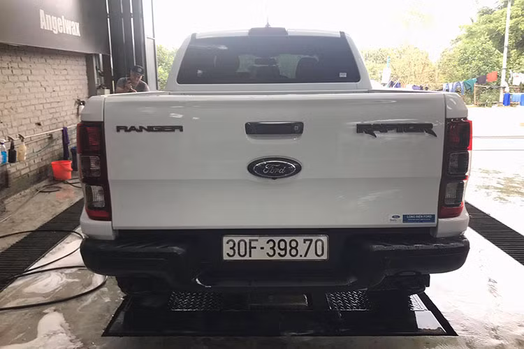 Ford Ranger Raptor có các chế độ lái khác nhau bao gồm Normal, Sport, Baja hỗ trợ việc lái xe nhanh trên các địa hình xấu khi tự động đưa xe về chế độ 4H và các chế độ lái off-road cho từng địa hình. Các trang bị an toàn có trên Ford Ranger Raptor tại thị trường Việt Nam bao gồm hệ thống chống bó cứng phanh ABS, hệ thống phân phối lực phanh điện tử EBD, hệ thống cân bằng điện tử ESP hay camera lùi.