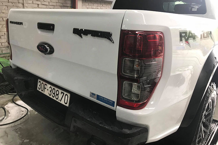 Về thiết kế, tương tự "đàn anh" F-150 Raptor, thiết kế của bán tải Ranger Raptor mới cũng được trang bị lưới tản nhiệt màu đen với dòng chữ "Ford" cỡ lớn ở giữa. Cản va nằm trên khung nhằm tăng độ bền, đèn sương mù LED và hốc gió thật là những chi tiết đáng chú ý khác ở đầu xe.