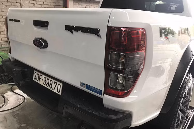 Về thiết kế, tương tự "đàn anh" F-150 Raptor, thiết kế của bán tải Ranger Raptor mới cũng được trang bị lưới tản nhiệt màu đen với dòng chữ "Ford" cỡ lớn ở giữa. Cản va nằm trên khung nhằm tăng độ bền, đèn sương mù LED và hốc gió thật là những chi tiết đáng chú ý khác ở đầu xe.