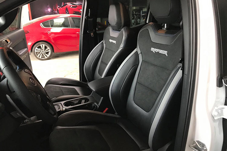 Ford Ranger Raptor 2018 cũng là mẫu bán tải được trang bị động cơ mạnh mẽ nhất của Ford, "trái tim" EcoBlue, dung tích 2.0 lít, tăng áp kép của "quái vật" off-road này sẽ sản sinh ra công suất tối đa 213 mã lực cùng mô-men xoắn cực đại 500 Nm. Ford Ranger Raptor cũng được trang bị hộp số tự động 10 cấp mới.