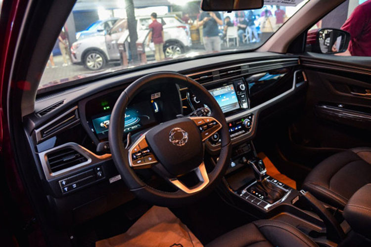 Về nội thất, Ssangyong Tivoli 2020 mới có nội thất đen hoàn toàn với một số chi tiết điểm nhấn màu nhôm bóng trên táp lô. Ghế xe và ốp cửa xe cũng loại bỏ thiết kế 2 tông màu và sử dụng màu đen thuần cùng các chi tiết ốp màu nhôm.