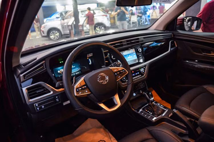 Về nội thất, Ssangyong Tivoli 2020 mới có nội thất đen hoàn toàn với một số chi tiết điểm nhấn màu nhôm bóng trên táp lô. Ghế xe và ốp cửa xe cũng loại bỏ thiết kế 2 tông màu và sử dụng màu đen thuần cùng các chi tiết ốp màu nhôm.