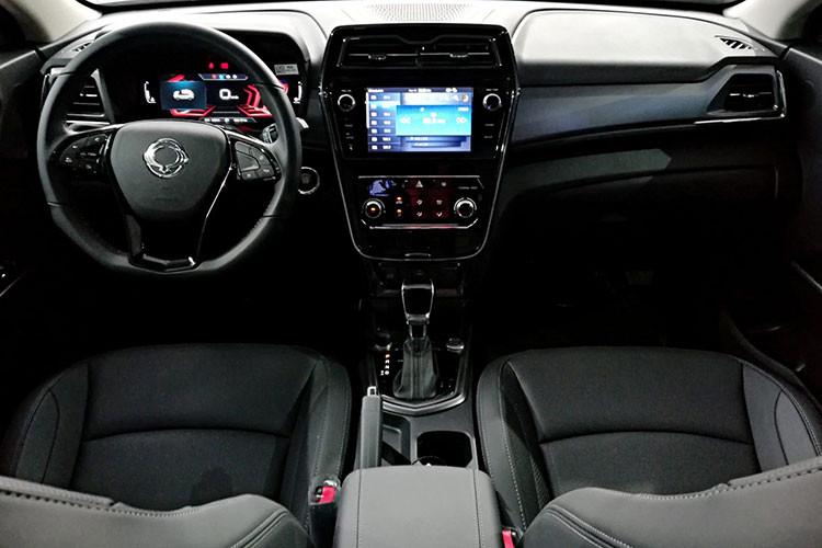 Ngoài ra, bản Premium còn được trang bị bảng đồng hồ kỹ thuật số Super Vision kích thước 10.25 inch, trong khi đó bản Sport sử dụng bảng đồng hồ cơ kết hợp màn hình kỹ thuật số kích thước 3.25 inch. Hệ thống thông tin giải trí của bản Premium đi kèm với màn hình cảm ứng 8inch, kết nối Bluetooth, CarPlay và Android Auto. Bản Sport chỉ sử dùng màn hình cảm ứng 6.2 inch cùng kết nối Bluetooth và USB.