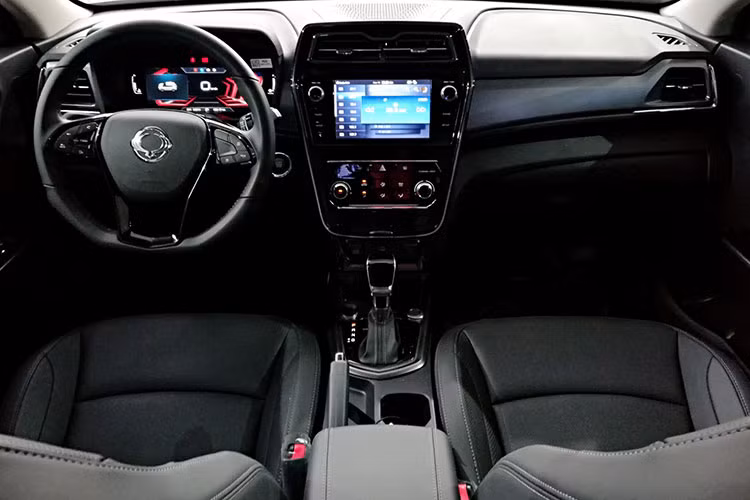 Ngoài ra, bản Premium còn được trang bị bảng đồng hồ kỹ thuật số Super Vision kích thước 10.25 inch, trong khi đó bản Sport sử dụng bảng đồng hồ cơ kết hợp màn hình kỹ thuật số kích thước 3.25 inch. Hệ thống thông tin giải trí của bản Premium đi kèm với màn hình cảm ứng 8inch, kết nối Bluetooth, CarPlay và Android Auto. Bản Sport chỉ sử dùng màn hình cảm ứng 6.2 inch cùng kết nối Bluetooth và USB.