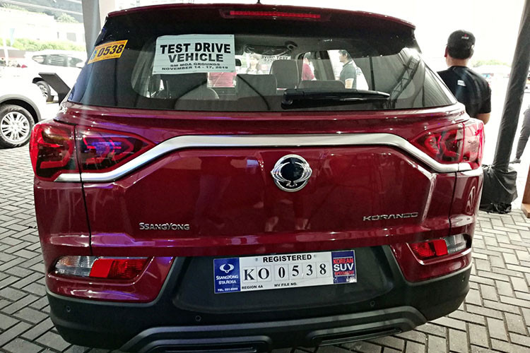 Tivoli 2020 sẽ có hai bản trang bị, bao gồm bản 1.6 Diesel Sport và 1.6 Diesel Premium. Các điểm khác nhau ở hai bản trang bị này có thể kể đến đèn định vị LED và gương hậu chỉnh điện tích hợp xinhan trên bản Premium. Bên cạnh đó là bộ lazăng hợp kim kích thước 18 inch. Trong khi đó bản Sport sử dụng hệ thống chiếu sáng halogen truyền thống, gương hậu gập tay và bộ lazăng 16 inch.