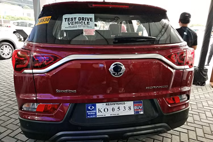 Tivoli 2020 sẽ có hai bản trang bị, bao gồm bản 1.6 Diesel Sport và 1.6 Diesel Premium. Các điểm khác nhau ở hai bản trang bị này có thể kể đến đèn định vị LED và gương hậu chỉnh điện tích hợp xinhan trên bản Premium. Bên cạnh đó là bộ lazăng hợp kim kích thước 18 inch. Trong khi đó bản Sport sử dụng hệ thống chiếu sáng halogen truyền thống, gương hậu gập tay và bộ lazăng 16 inch.