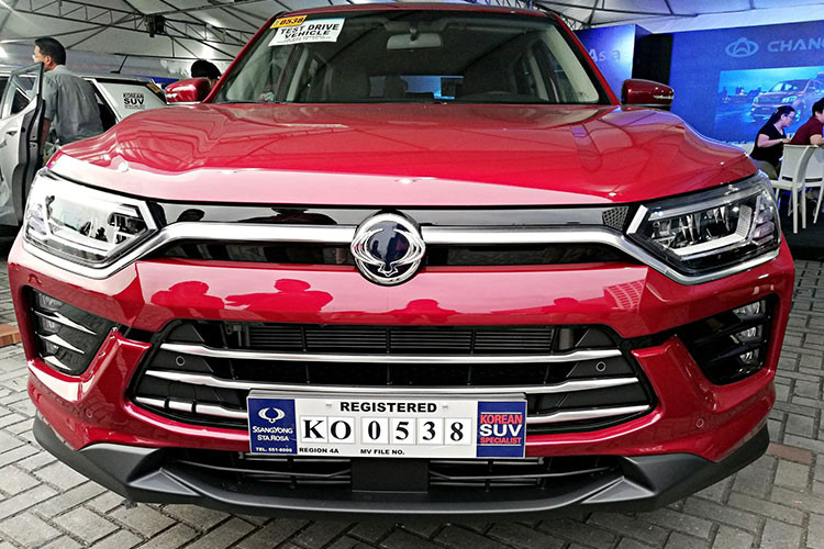 Về ngoại hình, mẫu crossover cỡ B của Ssangyong có mặt calăng mới với đèn pha và đèn định vị được thiết kế lại, tạo cảm giác khí động học hơn. Lưới tản nhiệt của xe được bố trí bên dưới cản sốc trước nhằm tăng hiệu năng làm mát cho két nước động cơ.
