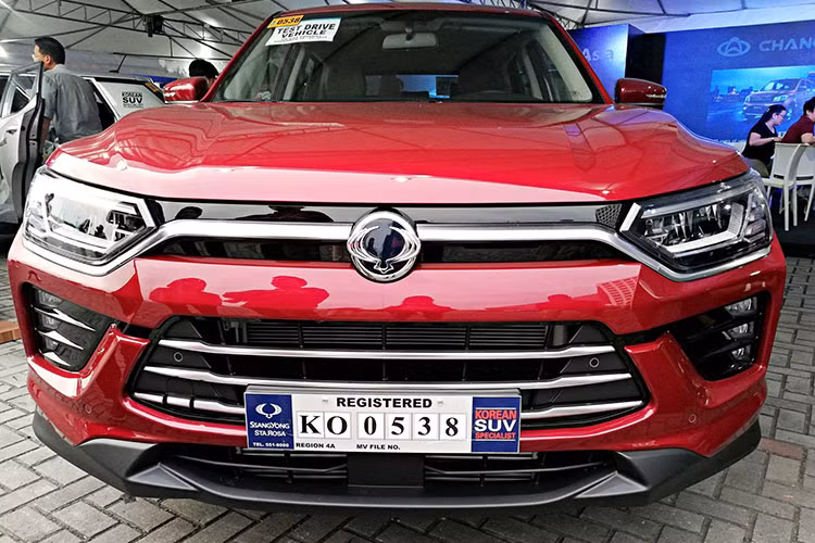 Về ngoại hình, mẫu crossover cỡ B của Ssangyong có mặt calăng mới với đèn pha và đèn định vị được thiết kế lại, tạo cảm giác khí động học hơn. Lưới tản nhiệt của xe được bố trí bên dưới cản sốc trước nhằm tăng hiệu năng làm mát cho két nước động cơ.