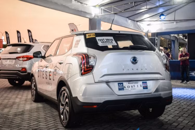 Nâng cấp đáng chú ý nhất phải kể đến trái tim của xe. Cụ thể, Ssangyong Tivoli 2020 sẽ không còn sử dụng động cơ xăng nữa mà trang bị máy dầu diesel, tăng áp turbo, sản sinh công suất 134 mã lực và mômen xoắn cực đại 324 Nm. Đi kèm với động cơ này là hộp số tự động 6 cấp.