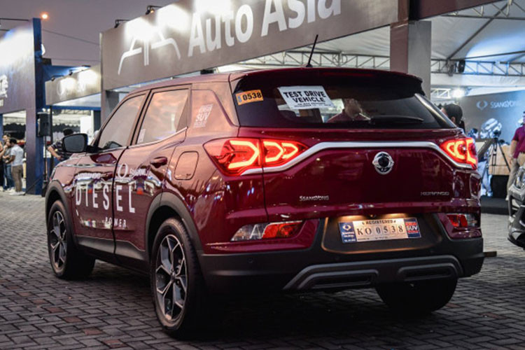 Ssangyong Tivoli máy dầu mới vừa ra mắt vẫn hướng tới nhóm khách hàng trẻ tuổi lần đầu mua một chiếc SUV. So với phiên bản cũ, Ssangyong Tivoli 2020 mới sở hữu một vài thay đổi về thiết kế ngoại và nội thất.