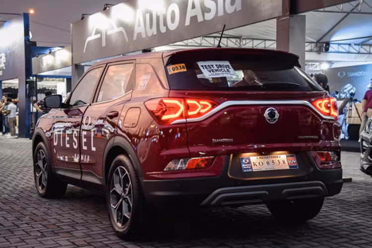 Ssangyong Tivoli máy dầu mới vừa ra mắt vẫn hướng tới nhóm khách hàng trẻ tuổi lần đầu mua một chiếc SUV. So với phiên bản cũ, Ssangyong Tivoli 2020 mới sở hữu một vài thay đổi về thiết kế ngoại và nội thất.