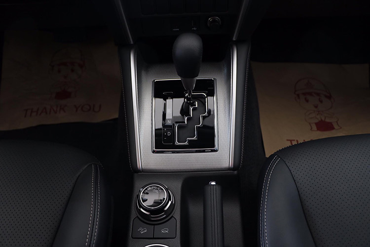 Tuy nhiên, so với phiên bản ở thị trường Thái Lan, về tới Việt Nam Triton 2019 lại bị cắt khá nhiều trang bị. Cụ thể, xe chỉ có 2 túi khí trong khí ở Thái Lan có tới 7 túi khí. Các công nghệ an toàn như phanh tử động khẩn cấp, hỗ trợ chuyển làn, cảnh báo điểm mù, cảm biến hỗ trợ đỗ xe trước sau và camera 360 độ cũng không thấy xuất hiện khi về Việt Nam