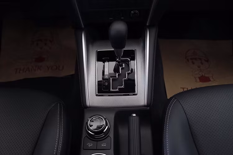 Tuy nhiên, so với phiên bản ở thị trường Thái Lan, về tới Việt Nam Triton 2019 lại bị cắt khá nhiều trang bị. Cụ thể, xe chỉ có 2 túi khí trong khí ở Thái Lan có tới 7 túi khí. Các công nghệ an toàn như phanh tử động khẩn cấp, hỗ trợ chuyển làn, cảnh báo điểm mù, cảm biến hỗ trợ đỗ xe trước sau và camera 360 độ cũng không thấy xuất hiện khi về Việt Nam