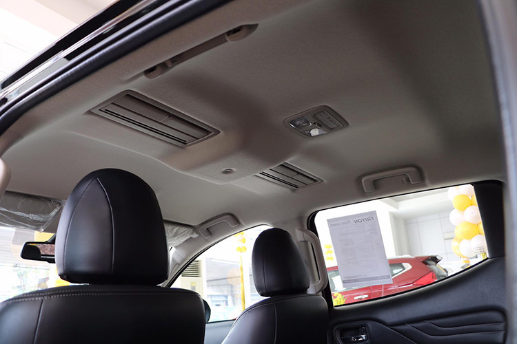 Ở phiên bản MIVEC 4x2 AT, xe được trang bị hệ dẫn động cầu sau trong khi đó ở bản MIVEC 4x4 AT, Triton 2019 sở hữu hệ dẫn động 2 cầu có tên gọi “Super Select 4WD-II”. Tương ứng với đó, công nghệ an toàn trên phiên bản MIVEC 4x4 AT hơn bản MIVEC 4x2 AT ở chế độ chọn địa hình offroad, hỗ trợ xuống dốc HDC và gương chống chói tự động.