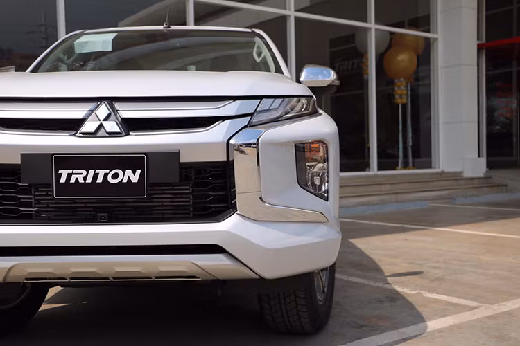 Về ngoại thất, mẫu xe bán tải Triton 2019 thừa hưởng những nền tảng của hai “người anh em” khác là Xpander và Pajero Sport. Cụ thể, bộ lưới tản nhiệt mang ngôn ngữ “Dynamic Shield”, cụm đèn pha LED tích hợp đèn định vị ban ngày. Phía sau với cụm đèn đuôi sử dụng bóng LED kiểu giọt nước mắt gợi nhớ đến mẫu xe Pajero Sport và cản sau kiểu mới.