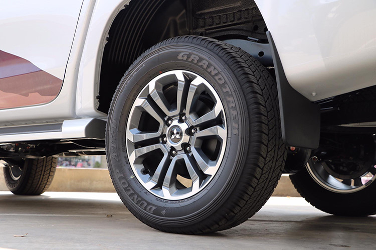 Bên sườn của mẫu Triton 2019 mới xuất hiện chắn bùn và bộ vành hợp kim 18 inch với thiết kế 6 chấu kép mới. Khoảng sáng gầm tăng từ 205 mm lên 220 mm cho khả năng thoáng đáng giúp offroad tốt hơn.