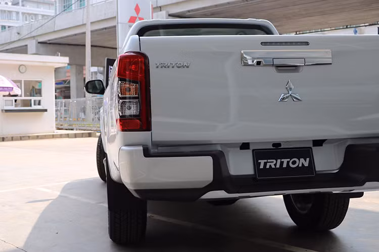 Thiết kế phần đuôi xe của Mitsubishi Triton 2019 mới sẽ không thay đổi nhiều như phía trước mà chỉ được bổ sung cụm đèn hậu LED có thiết kế dọc và cản sau mới. Đèn pha và gạt mưa đều có cảm biến tự động.